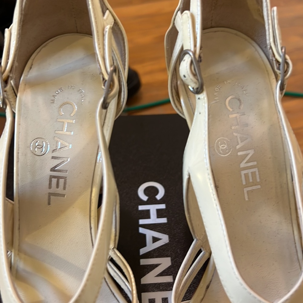Chanel off white/beige patent leather heeled sandals - Picture 6 of 12